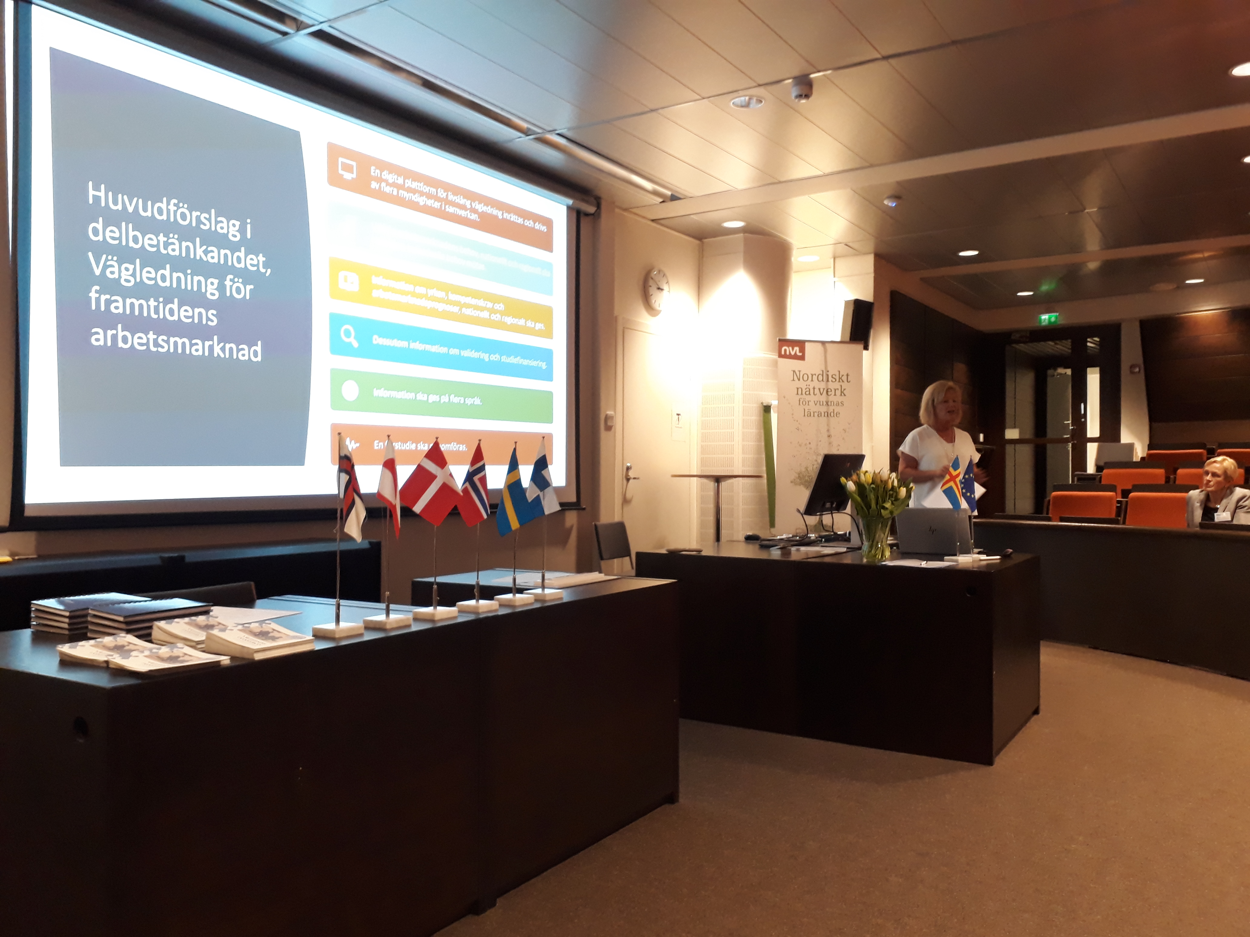 Cecilia Fahlberg föreläser under ett seminarium kring IKT och vägledning