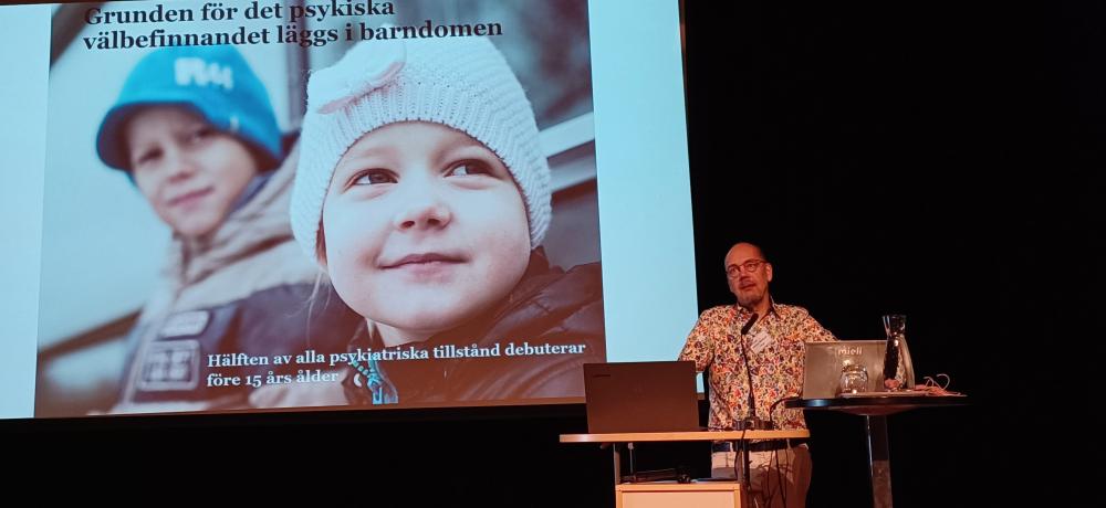 Bakgrundsbild för föreläsare under seminarium kring välmående